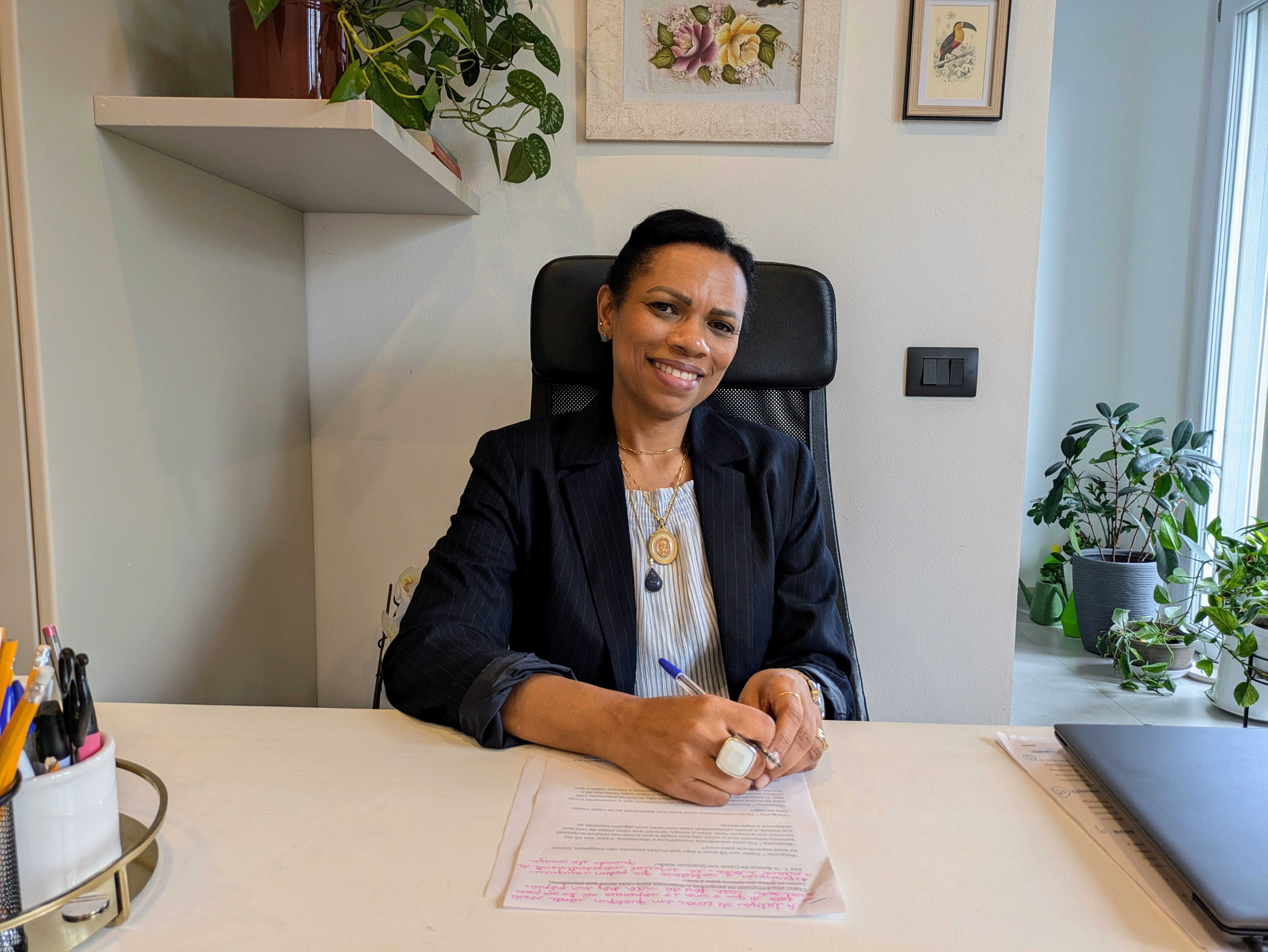 Rosilene Lobato Dos Santos em seu consultório